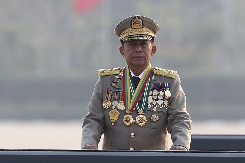 O líder da Junta, general Min Aung Hlaing, inspecciona os oficiais durante um desfile para comemorar o 78.º Dia das Forças Armadas de Myanmar em Naypyidaw, 27 de março de 2023