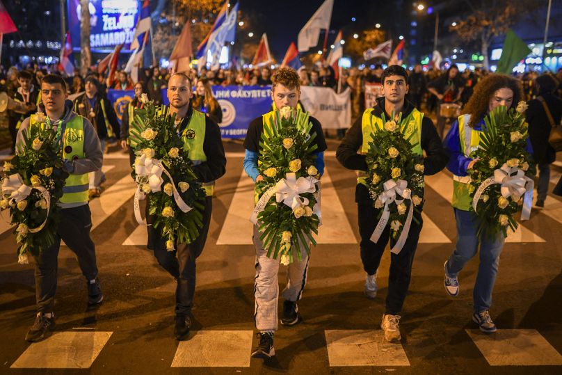 Φοιτητές με στεφάνια με τα ονόματα των θυμάτων κατά τη διάρκεια της διαμαρτυρίας στο σιδηροδρομικό σταθμό του Νόβι Σαντ, 31 Ιανουαρίου 2025