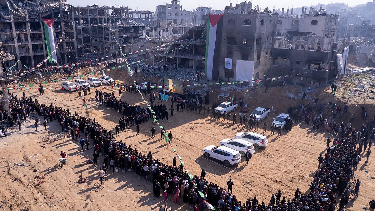 حماس تسلم الأسرى الإسرائيليين الثلاثة و183 فلسطينيا إلى الحرية مجددا منهم 18 من ذوي الأحكام العالية