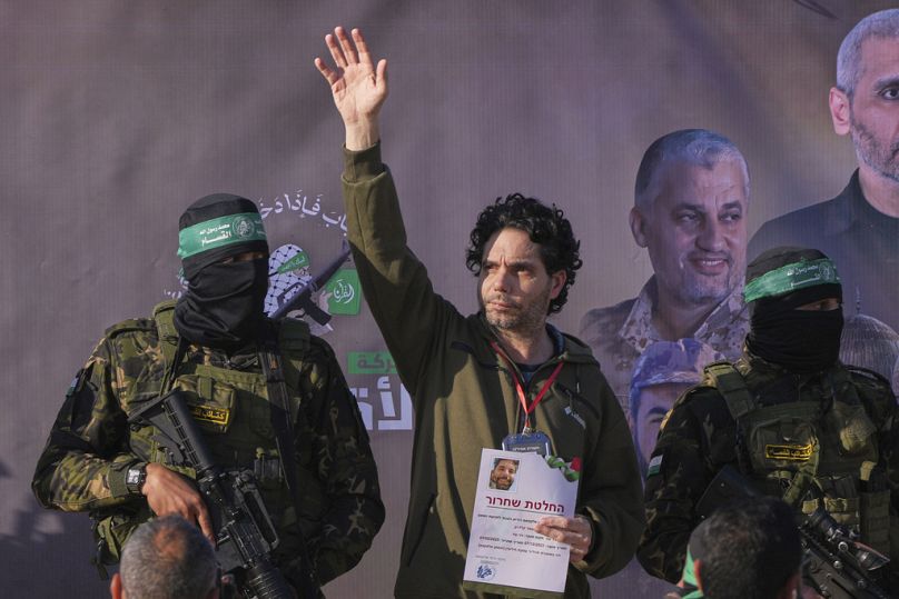  L'Israélien Ofer Kalderon, otage du Hamas à Gaza depuis le 7 octobre 2023, salue avant d'être remis à la Croix-Rouge par des combattants du Hamas à Khan Younès