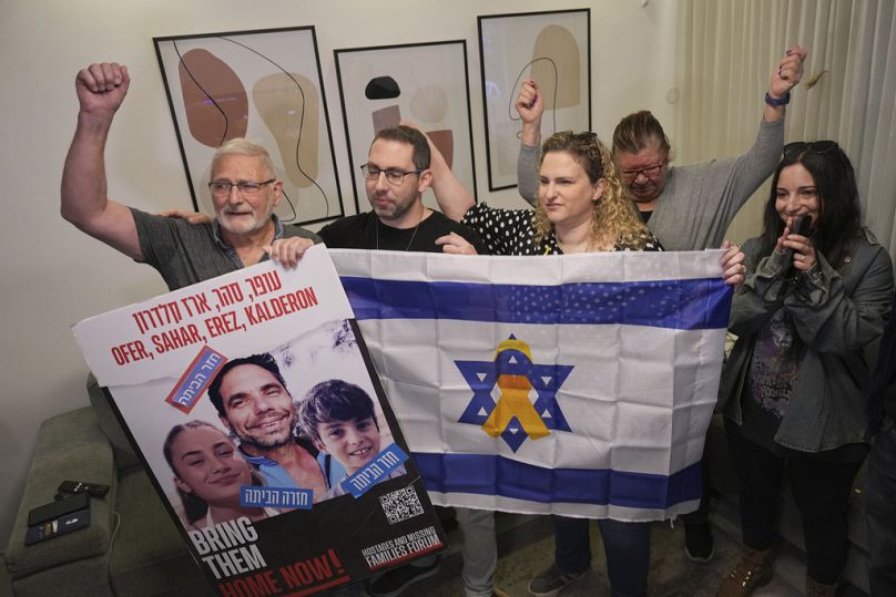 La famille de l'otage israélien Ofer Kalderon réagit en regardant la diffusion de sa libération de la captivité du Hamas, à Kfra Saba, dans le sud d'Israël, samedi 1er février