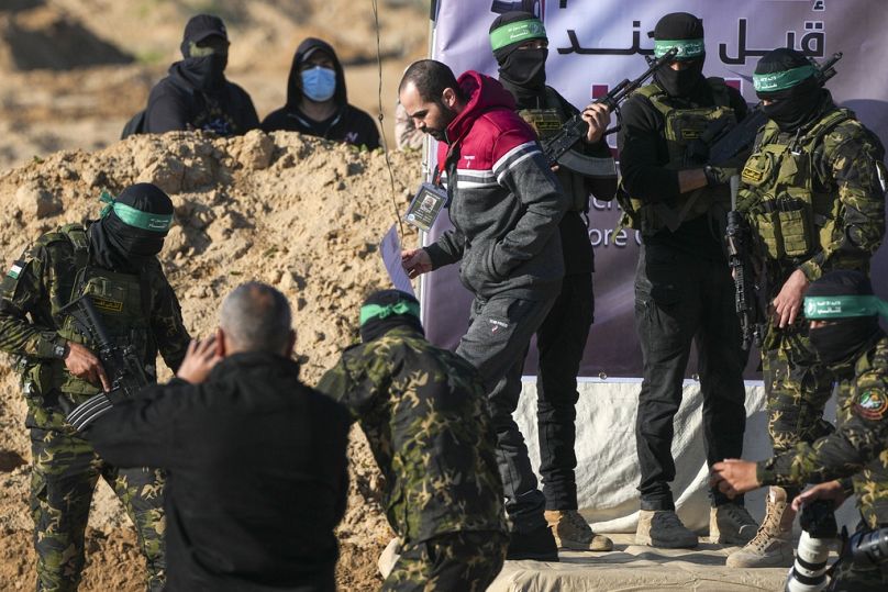 L'Israélien Yarden Bibas, 34 ans, otage du Hamas à Gaza depuis le 7 octobre 2023, est escorté par des combattants du Hamas avant d'être remis à la Croix-Rouge à Khan Younès