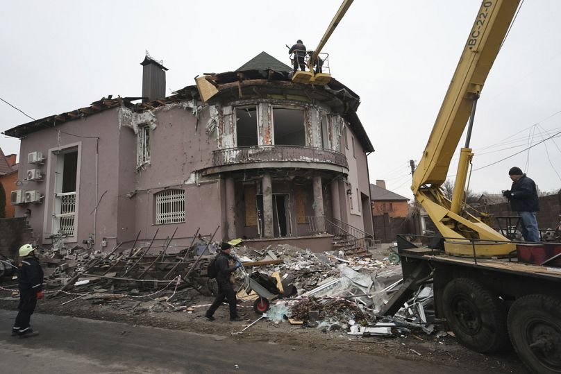 Equipas de salvamento retiram os escombros de um edifício danificado por um ataque russo a um bairro residencial em Zaporizhzhia, Ucrânia, a 1 de fevereiro de 2025.