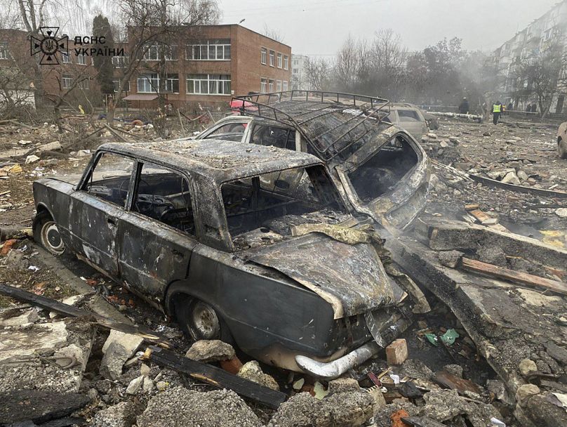 Carros danificados são vistos perto de um prédio de apartamentos em ruínas após um ataque de foguetes russos em Poltava, Ucrânia, sábado, 1 de fevereiro de 2025.