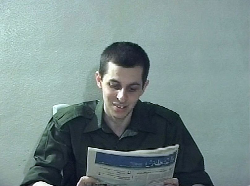 Soldat israélien Gilad Shalit avec un journal (permettant dater la vidéo et la preuve qu'il était en vie) dans un lieu inconnu, vendredi 2 octobre 2009