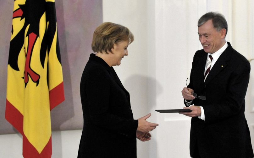 Horst Köhler (à direita) entrega a Angela Merkel o certificado de nomeação como chanceler, Palácio de Bellevue, 28 de outubro de 2009