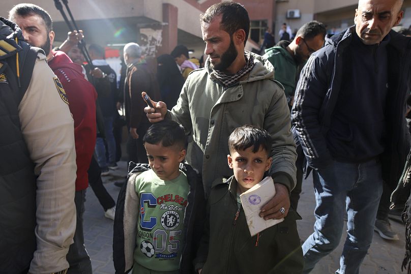 Les Palestiniens blessés lors des bombardements israéliens attendent avant de franchir la frontière de Rafah vers l'Egypte, à Khan Younès, le samedi 1er février 2025