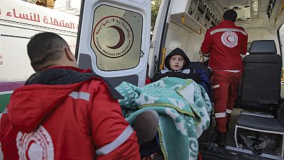 Ein palästinensisches Mädchen, das während der israelischen Bombardierung des Gazastreifens verwundet wurde, wird von Sanitätern getragen, bevor es die Grenze von Rafah nach Ägypten überquert, in Khan Younis, Samstag, 1. Februar 25