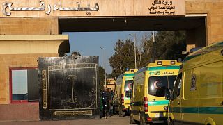 Egyiptomi mentőautók a rafahi határátkelőnél