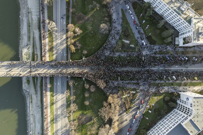 Πλήθος διαδηλωτών αποκλείει γέφυρα στο Νόβι Σαντ