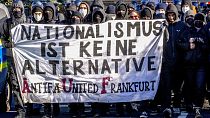 Demonstranten tragen ein Schild mit der Aufschrift „Nationalismus ist keine Alternative“ in Neu-Isenburg bei Frankfurt am Main, Deutschland, Samstag, 1. Februar 2025.