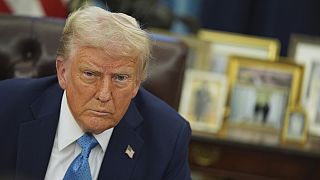 Başkan Donald Trump, 31 Ocak 2025 Cuma günü Washington'da Beyaz Saray Oval Ofis'te kararnameleri imzalarken gazetecilere konuştu.