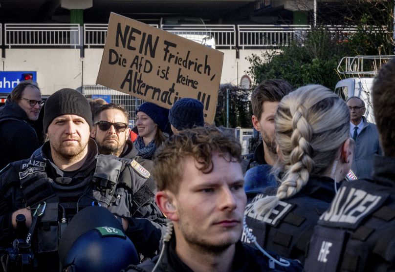 AfD-ellenes tüntetők Frankfurtban, a szombati megmozduláson