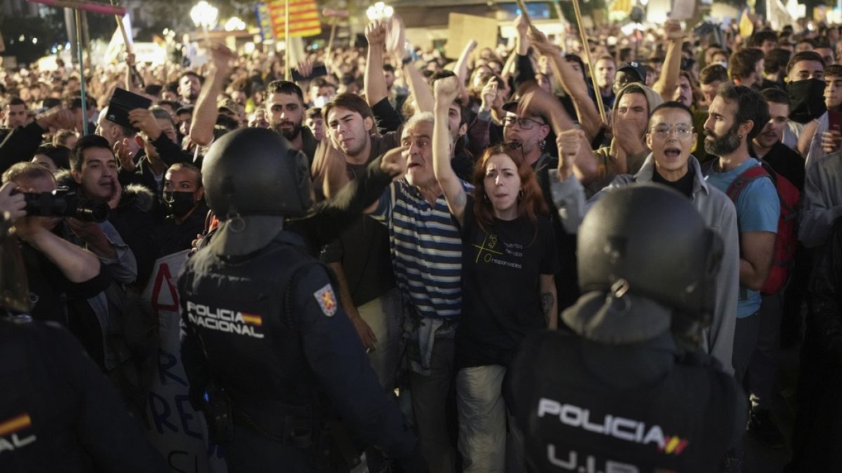 Βαλένθια: Διαδηλωτές απαιτούν την παραίτηση της περιφερειακής κυβέρνησης για τις πλημμύρες