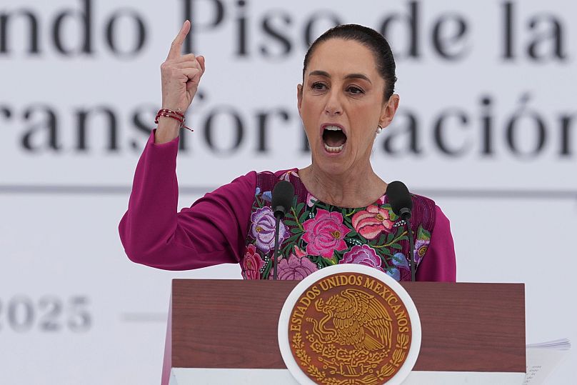 الرئيسة كلوديا شينباوم تتحدث إلى الحشد خلال فعالية بمناسبة مرور 100 يوم على توليها منصبها، زوكالو،مكسيكو سيتي، الأحد 12 يناير/كانون الثاني 2025