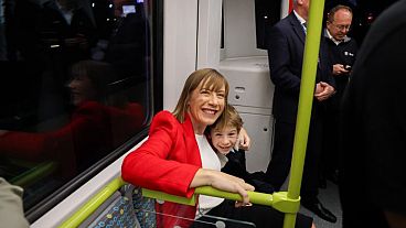 Haylen, 5 ay önce açılan yeni bir metro istasyonunda poz veriyor