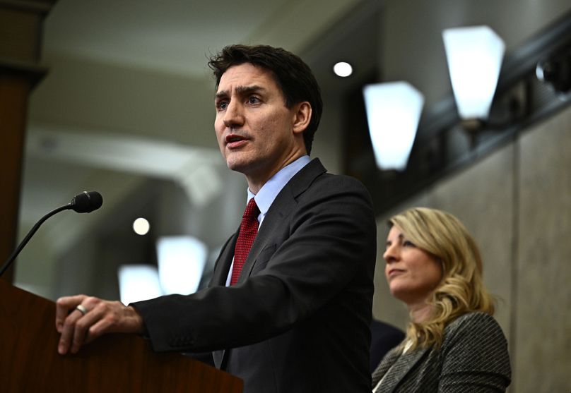 Kanada Başbakanı Justin Trudeau, ABD Başkanı Donald Trump'ın gümrük vergilerini duyurmasının ardından basın mensuplarına açıklamalarda bulunuyor.