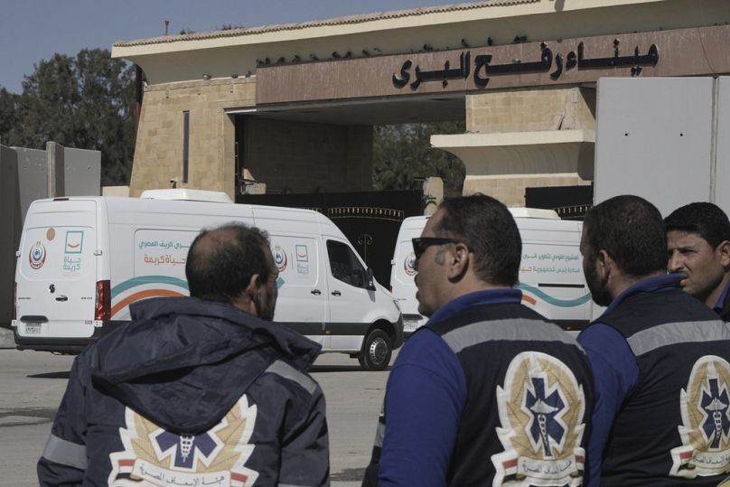 عمال الإسعاف ينتظرون المرضى والجرحى الفلسطينيين من غزة عبر معبر رفح الحدودي، مصر، السبت 1 فبراير، 2025