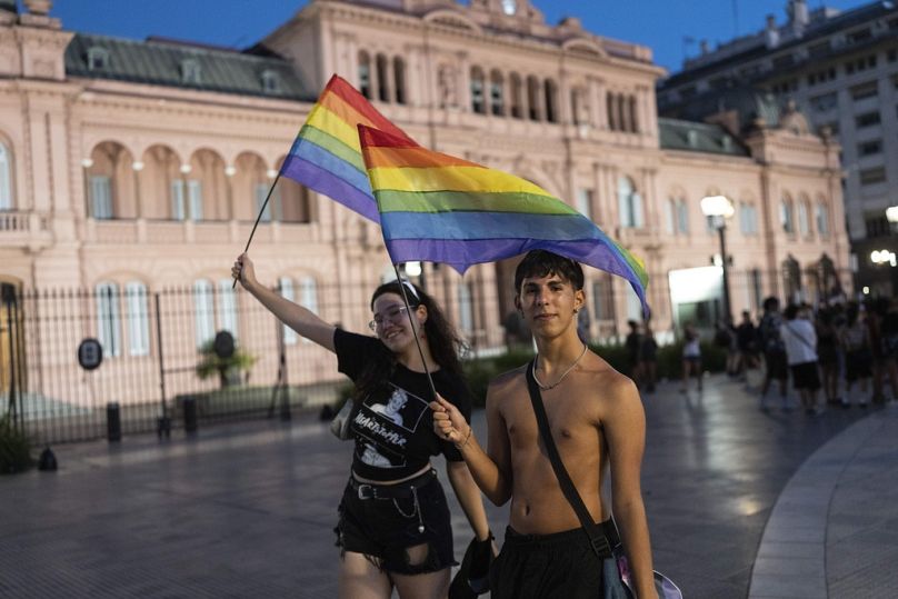Ludzie trzymający tęczowe flagi gromadzą się w Buenos Aires w Argentynie w sobotę 1 lutego 2025 r., aby zaprotestować przeciwko przemówieniu prezydenta Javiera Mileia