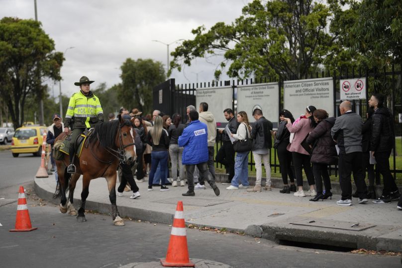  مواطنون يصطفون أمام السفارة الأمريكية في بوغوتا، كولومبيا، يوم الجمعة 31 يناير 2025، بانتظار استئناف خدمات معالجة التأشيرات.