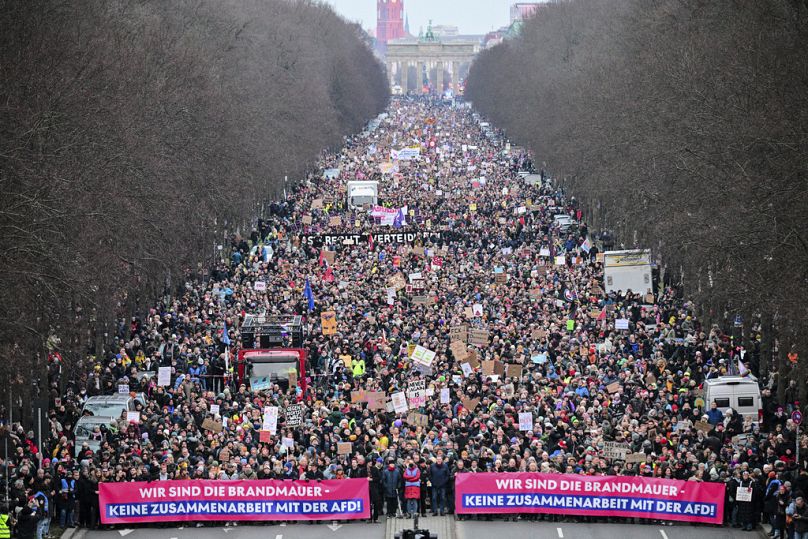Des manifestants marchent près de la porte de Brandebourg, lors d'une manifestation à Berlin le dimanche 2 février 2025.