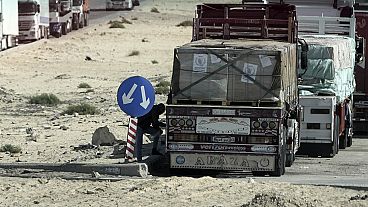 Φορτηγά με ανθρωπιστική βοήθεια διέρχονται στη Γάζα από το συνοριακό πέρασμα της Ράφα