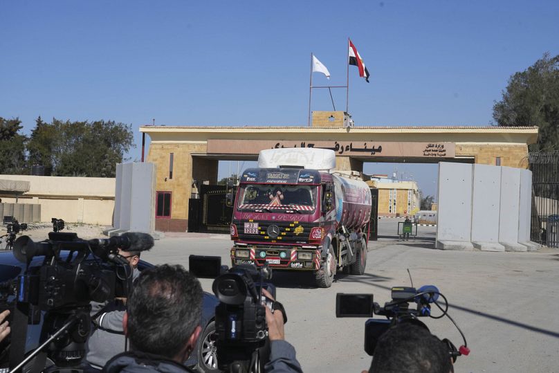 Operatorzy filmują powracającą ciężarówkę z wodą na przejściu granicznym w Rafah w Egipcie, sobota, 1 lutego 2025 r.