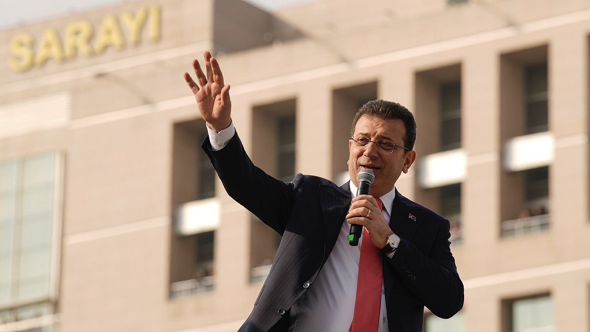 İstanbul Büyükşehir Belediye Başkanı Ekrem İmamoğlu, 31 Ocak 2025 Cuma günü İstanbul Adliyesi önünde destekçilerine hitap ediyor. (AP/Emrah Gürel) İstanbul Büyükşehir Belediye Başkanı Ekrem İmamoğlu, 31 Ocak 2025 Cuma günü İstanbul Adliyesi önünde destekçilerine hitap ediyor. (AP/Emrah Gürel)