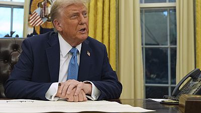 Präsident Donald Trump spricht zu Reportern, während er im Oval Office des Weißen Hauses am Freitag, 31. Januar 2025, in Washington Durchführungsverordnungen unterzeichnet.