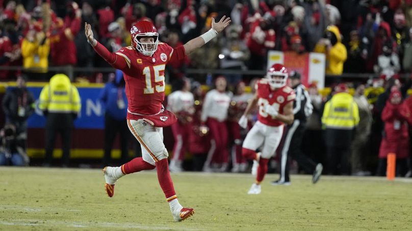 A Kansas City Chiefs quarterbackje, Patrick Mahomes (15) a Buffalo Bills elleni győzelmet ünnepli, amivel csapata ismét kivívta a Super Bowl-mérkőzést 2025. január 26-án. 