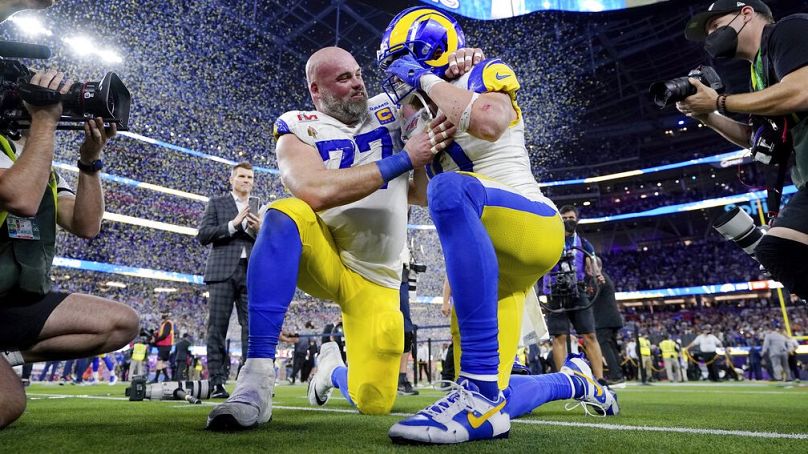 A Los Angeles Rams játékosai, Andrew Whitworth (77) és Cooper Kupp a Cincinnati Bengals elleni Super Bowl-győzelmet ünneplik a kaliforniai Inglewoodban 2022.02.13-án.