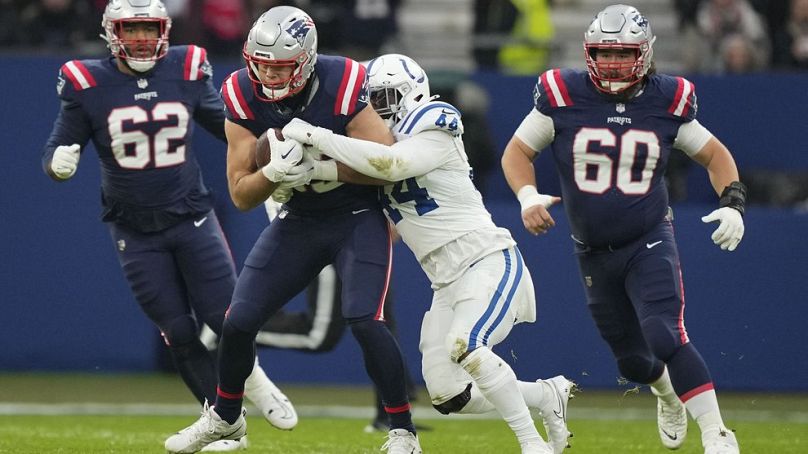 A New England Patriots - Indianapolis Colts (fehérben) NFL-mérkőzés egyik jelenete Frankfurtban 2023. november 12-én. 