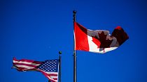 La bandera de Estados Unidos, a la izquierda, y la de Canadá, a la derecha, ondean juntas en Ottawa.