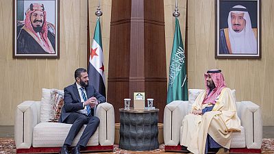 ولي العهد السعودي الأمير محمد بن سلمان يلتقي بالرئيس السوري المؤقت أحمد الشرع، في القصر الملكي في الرياض، المملكة العربية السعودية، الأحد، 2 فبراير/شباط 2025.