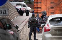 Сотрудники полиции на месте взрыва в ЖК "Алые паруса" в Москве, 3 февраля 2025 года.