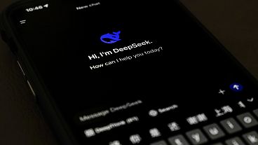 Az új kínai AI applikáció egy okostelefon képernyőjén