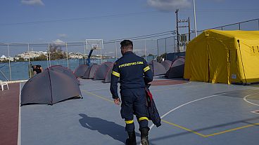 Η πυροσβεστική στήνει τέντες στη Σαντορίνη στο πλαίσιο των έκτακτων μέτρων λόγω της σεισμικότητας στην περιοχή