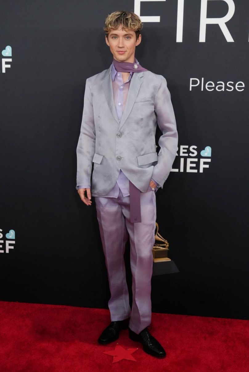 Troye Sivan zeigte sich bei den Grammys 2025 ätherisch in reinem Prada.