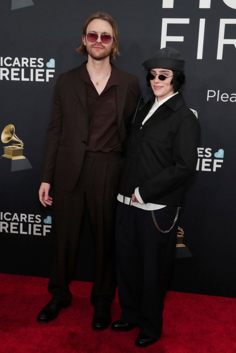 Finneas, links, und Billie Eilish sehen bei der 67. jährlichen Grammy-Verleihung mühelos cool aus.