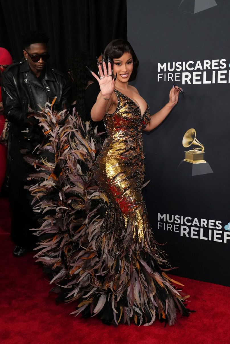 Cardi B verblüffte in einem maßgeschneiderten Roberto Cavalli Couture Meerjungfrauen-Kleid.