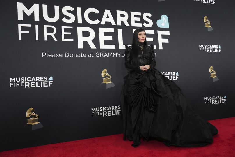 Lady Gaga gab eine viktorianische Gothic-Heldin in einem schwarzen Samuel Lewis-Ballkleid mit hochgeschlossenem Ledermieder.