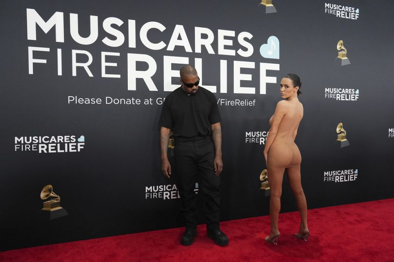 Kanye West und Bianca Censori hatten den vielleicht am meisten diskutierten Auftritt, als Censori ihren Pelzmantel auszog und nur wenig der Fantasie überließ.