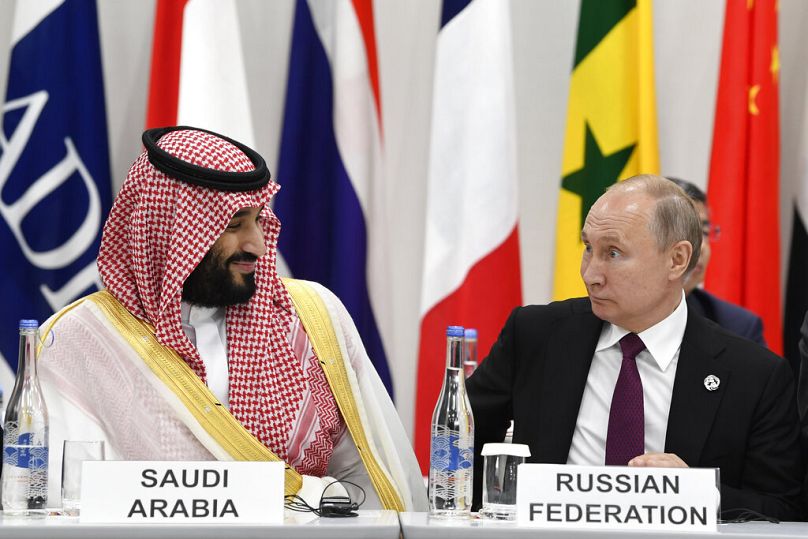 ولي العهد السعودي الأمير محمد بن سلمان، يتحدث مع الرئيس الروسي فلاديمير بوتين،، خلال قمة مجموعة العشرين حول الاقتصاد الرقمي في أوساكا، اليابان، الجمعة، 28 يونيو 2019.
