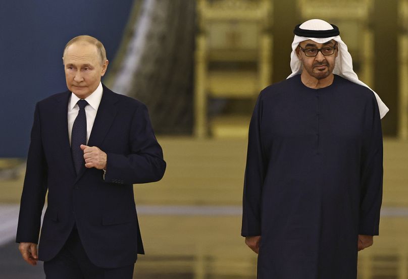رئيس دولة الإمارات العربية المتحدة الشيخ محمد بن زايد آل نهيان، والرئيس الروسي فلاديمير بوتين يصلان لحضور اجتماع في الكرملين في موسكو، روسيا في 21 أكتوبر/تشرين الأول 2024.