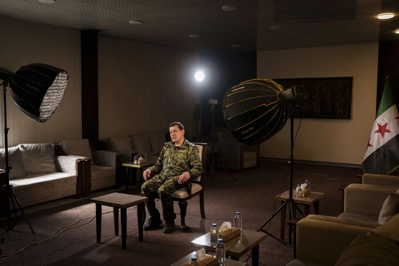 Mazloum Abdi, commandant en chef des Forces démocratiques syriennes (FDS), s'adresse à l'Associated Press lors d'une interview 