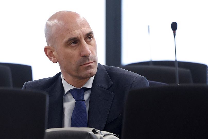 Luis Rubiales est assis dans une salle d'audience dans la banlieue de Madrid, lundi 3 février 2025, où il est jugé pour son baiser non sollicité sur l'attaquante Jenni Hermoso