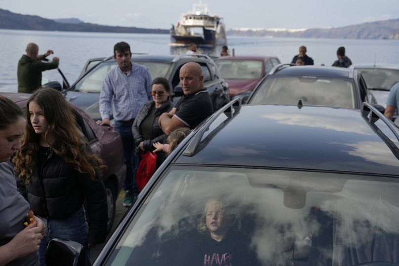 Sismik aktivitedeki artışın, Yunanistan'ın güneyindeki Santorini'de volkanik patlamaya neden olabileceği endişelerini artırmasının ardından adayı terk edenler, 3 Şubat 2025.