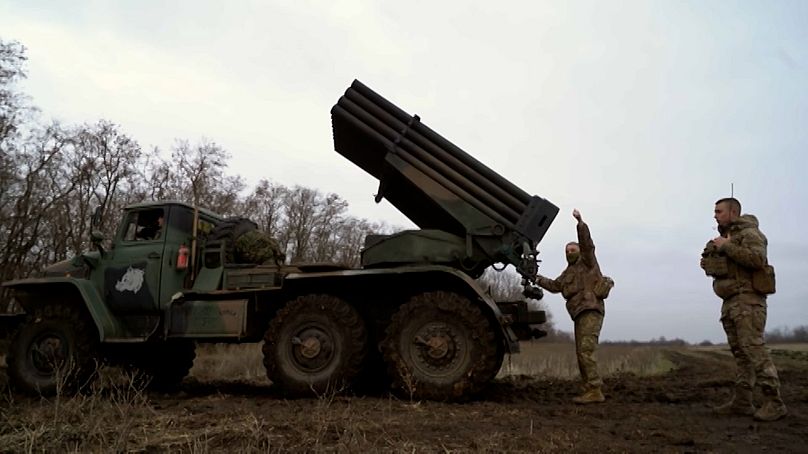 Des soldats ukrainiens arment leur Lance Roquettes Multiples (LRM) 