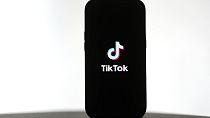 شعار تيك توك يظهر على هاتف في سان فرانسيسكو 17 كانون الثاني يناير 2025
