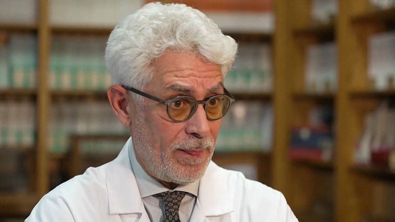  الطبيب الفرنسي أوليفييه راسكول وهو  أخصائي الأعصاب،